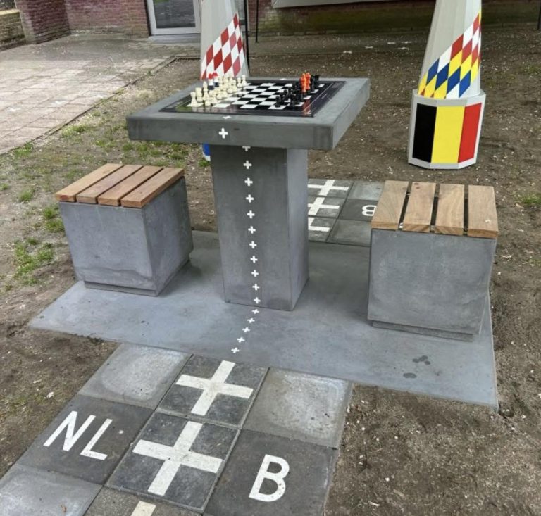 Schaaktafel in het unieke dorp Baarle-Nassau